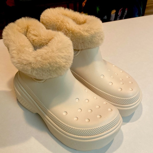 CROCS Stomp ‘Fur’ Lined Platform Boots Color Stucco Sz 10 NWOT - Picture 2 of 16